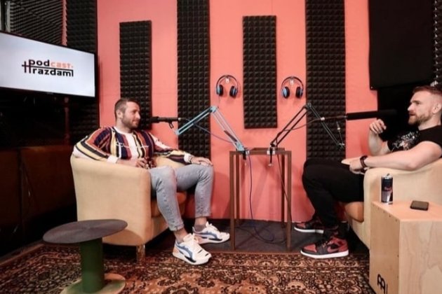 Co se děje "Pod hrazdami?" Zaposlouchej se do podcastu
